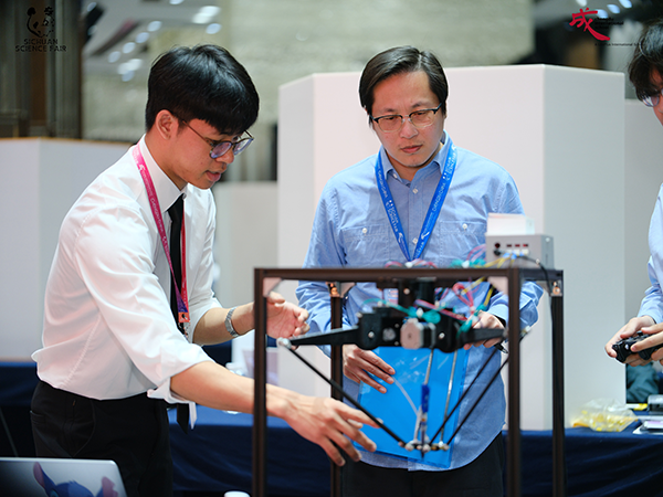 https://cdis-web-assets.oss-cn-hangzhou.aliyuncs.com/dsgf1626.png